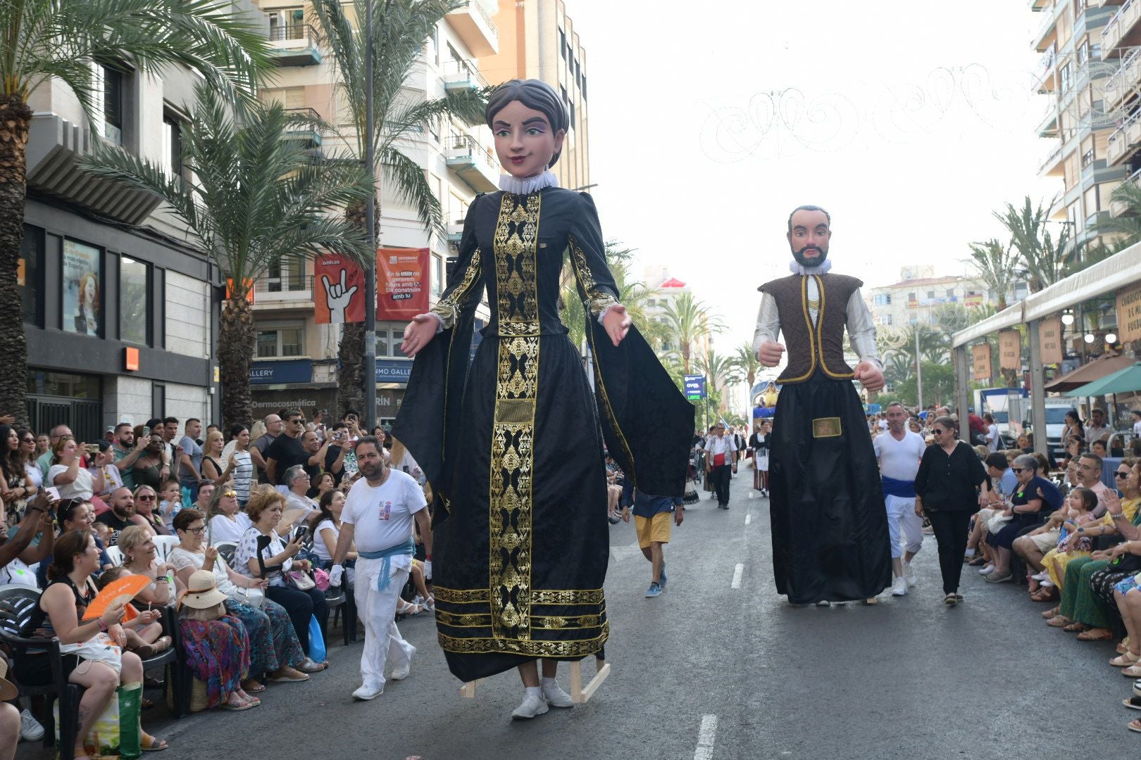 La música del mundo llega a Alicante en el desfile internacional de las Hogueras 2025