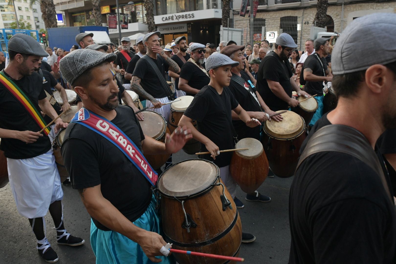 La música del mundo llega a Alicante en el desfile internacional de las Hogueras 2025