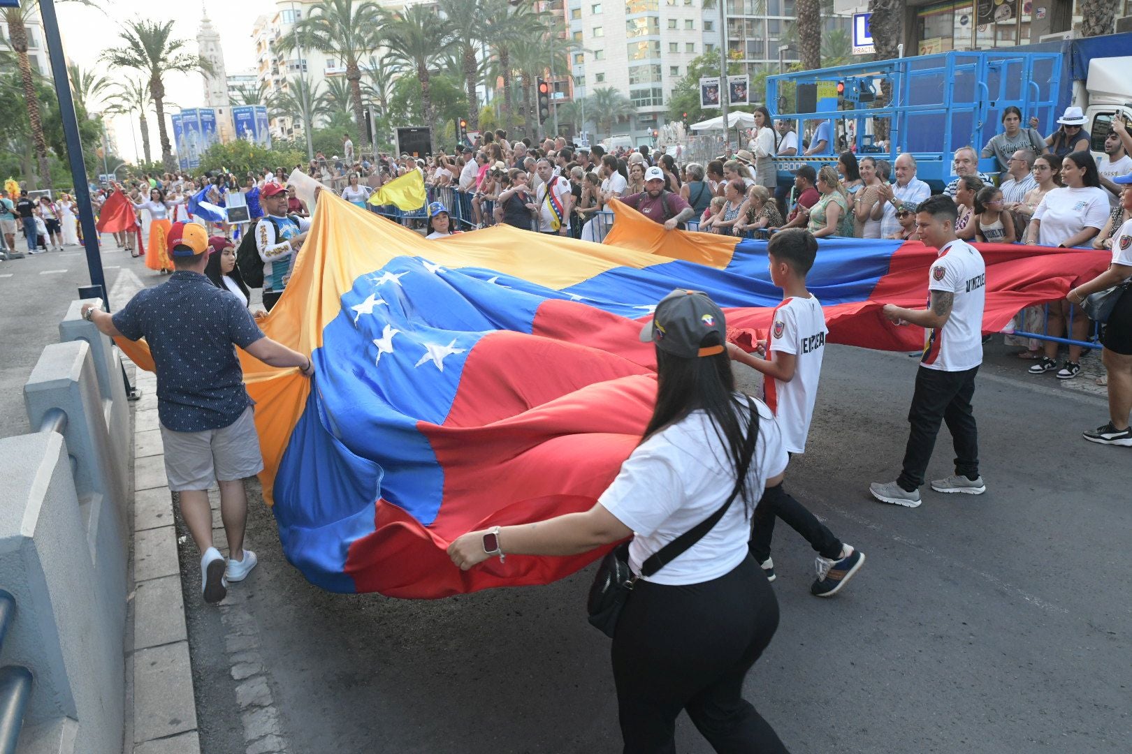 La música del mundo llega a Alicante en el desfile internacional de las Hogueras 2025