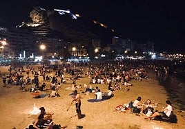Hogueras en la playa del Postiguet durante el 23 de junio.
