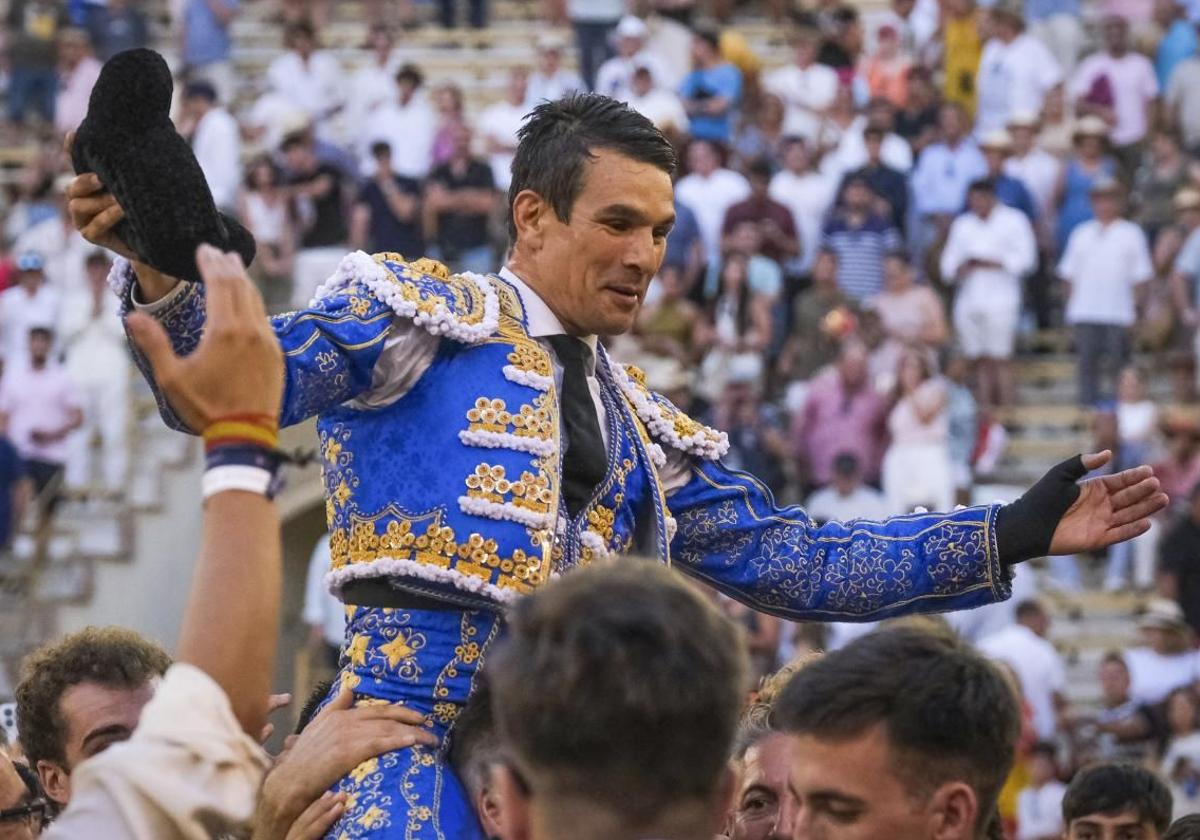 The bullfighter José Mari Manzanares is carried on shoulders from the arena after cutting four ears.