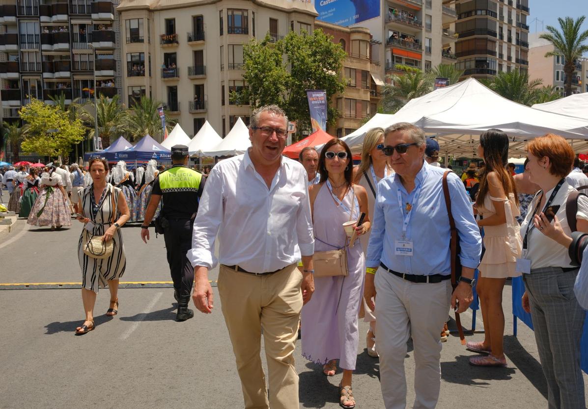 Representantes políticos en la mascletà del 23 de junio.