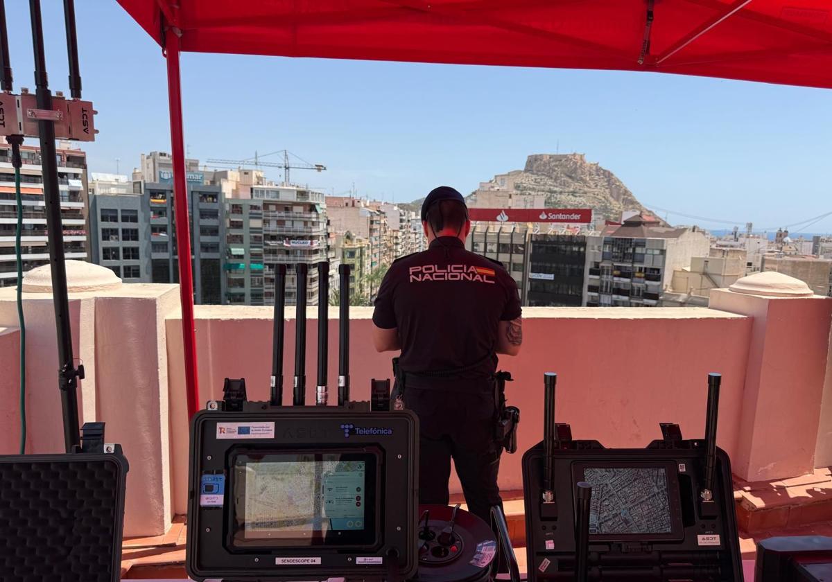 Unidad Aérea de la Policía Nacional, de vigilancia en la plaza de Luceros.