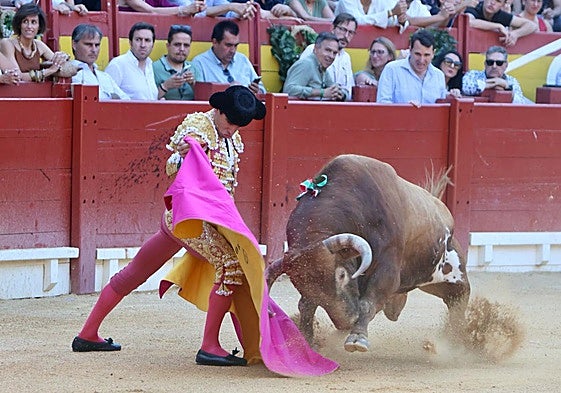 Alejandro Talavante, en plena faena con 'Gavilán-209'.