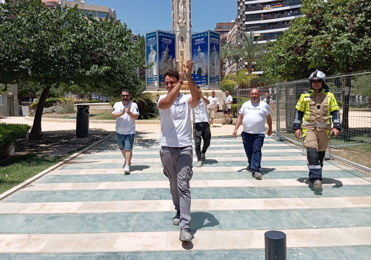 Adrián Sirvent, hijo de Pedro Luis, sale de Luceros aplaudiendo al público tras la mascletà.