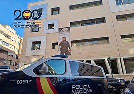 Una patrulla frente a la Comisaría Provincial de Alicante.