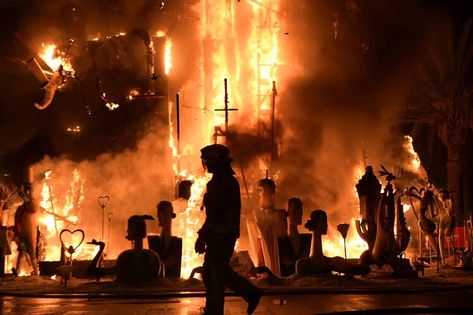 Cremà del primer premio de las Hogueras de Alicante: &#039;Vanity&#039; cae rendida al fuego del triunfo