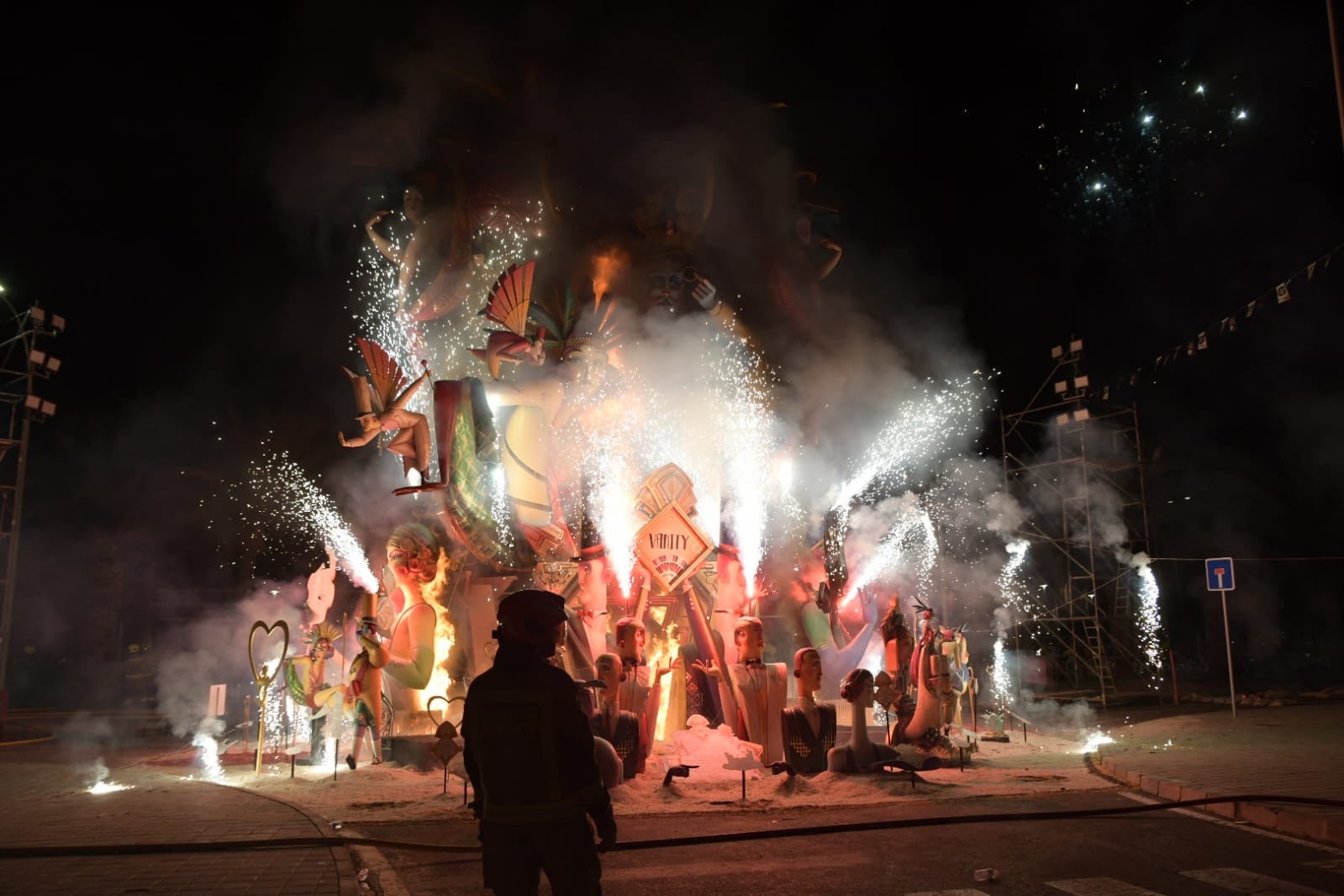 Cremà del primer premio de las Hogueras de Alicante: &#039;Vanity&#039; cae rendida al fuego del triunfo