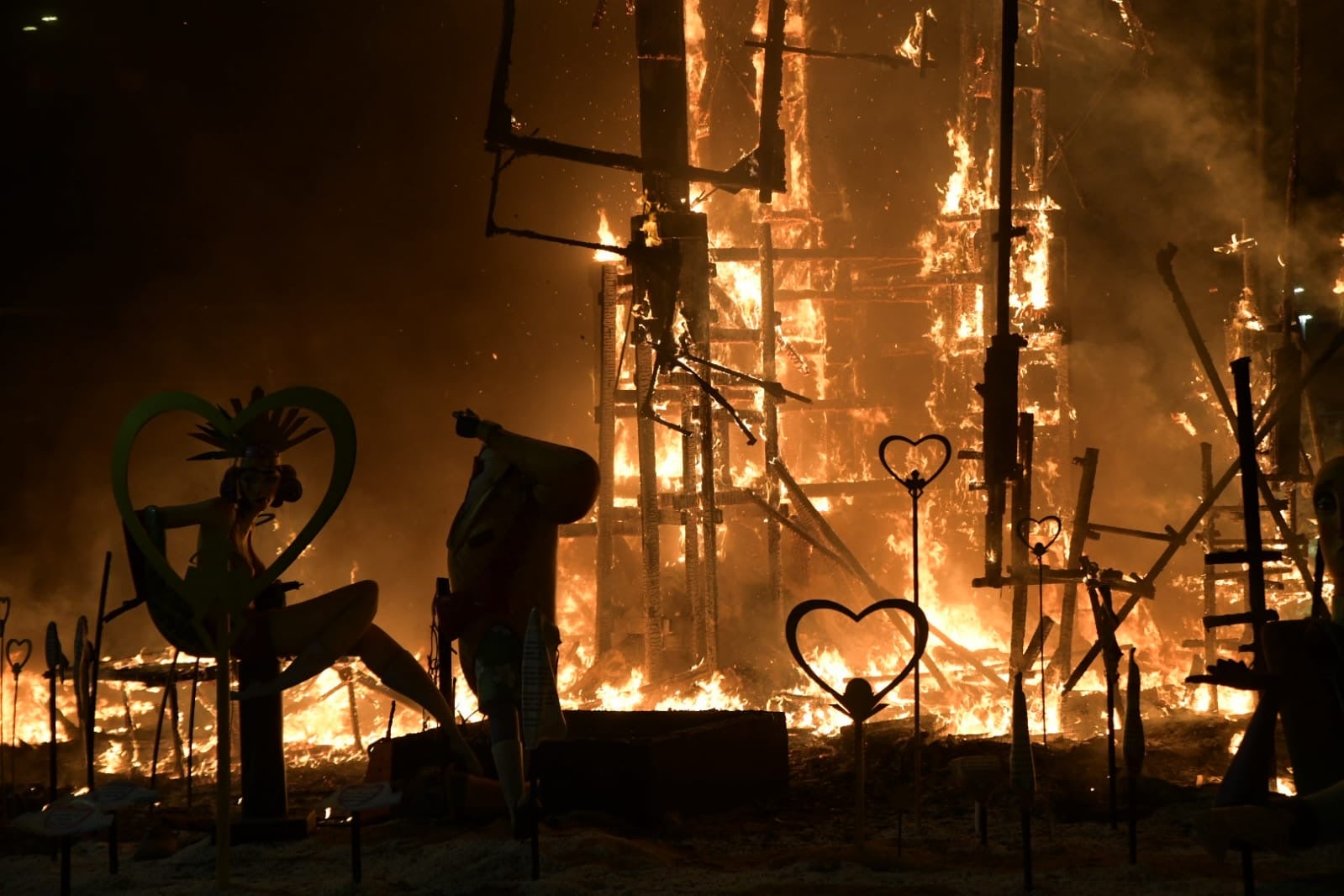 Cremà del primer premio de las Hogueras de Alicante: &#039;Vanity&#039; cae rendida al fuego del triunfo