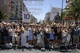 Personas disfrutan de una Mascletà en Luceros.
