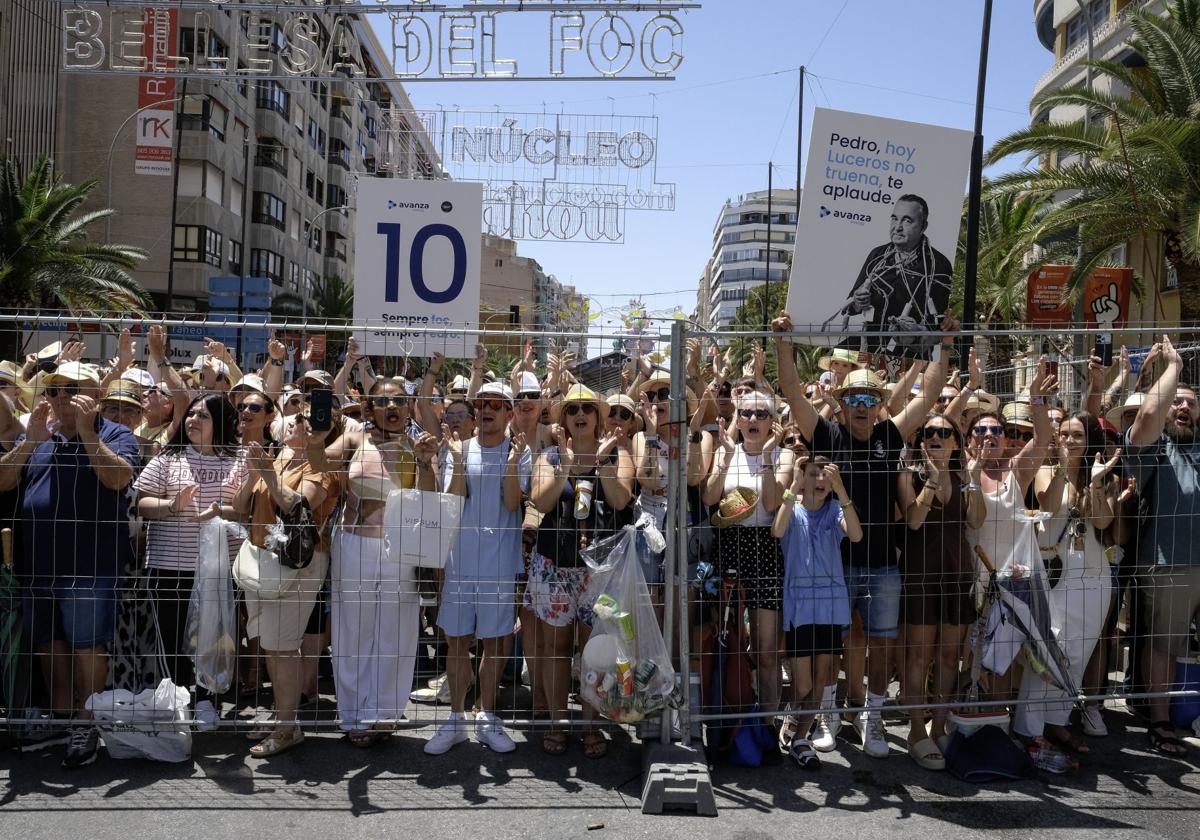 Personas disfrutan de una Mascletà en Luceros.