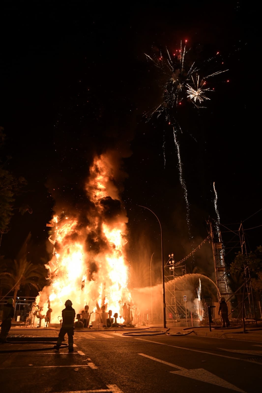 Cremà del primer premio de las Hogueras de Alicante: &#039;Vanity&#039; cae rendida al fuego del triunfo