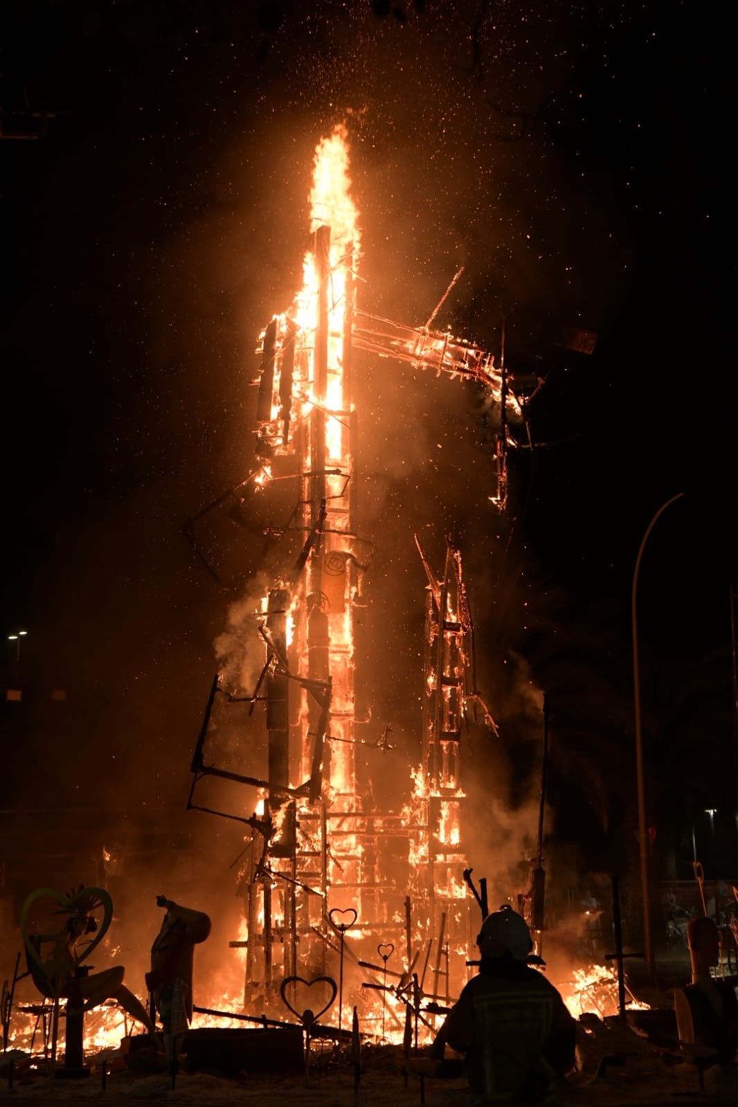 Cremà del primer premio de las Hogueras de Alicante: &#039;Vanity&#039; cae rendida al fuego del triunfo