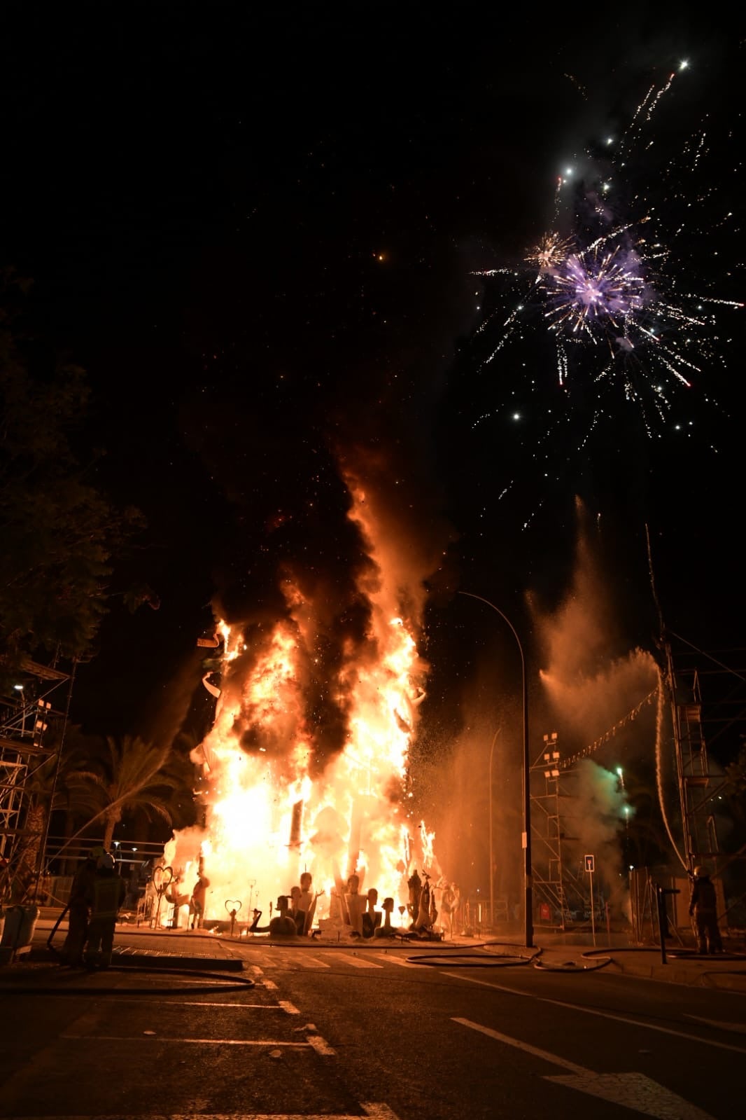 Cremà del primer premio de las Hogueras de Alicante: &#039;Vanity&#039; cae rendida al fuego del triunfo
