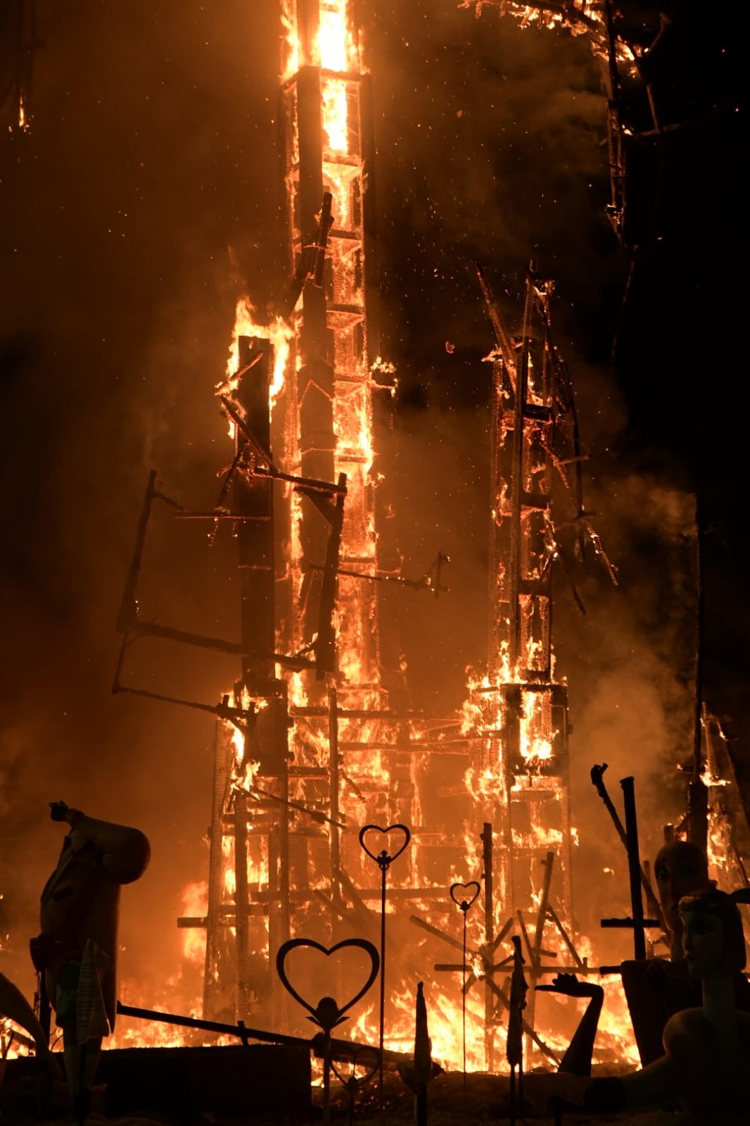 Cremà del primer premio de las Hogueras de Alicante: &#039;Vanity&#039; cae rendida al fuego del triunfo