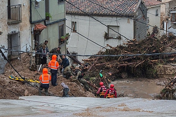 Los vecinos de Llombai observan la inundación