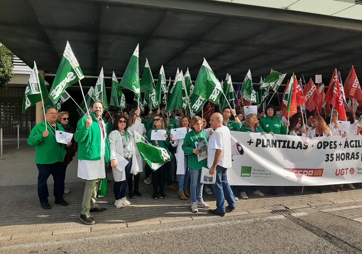 Archive image of a protest called by Satse and other unions at the General Hospital of Alicante.
