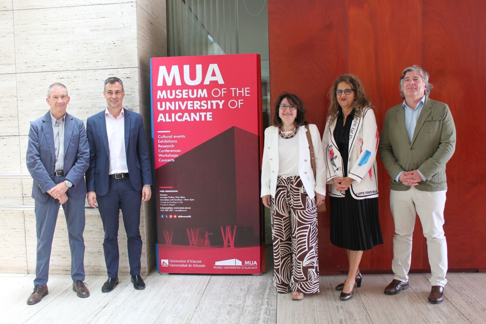 Juan Llopis, Jordi Azorín, Amparo Navarro, Cata Illiescu y Martín Sanz, tras la firma del convenio.