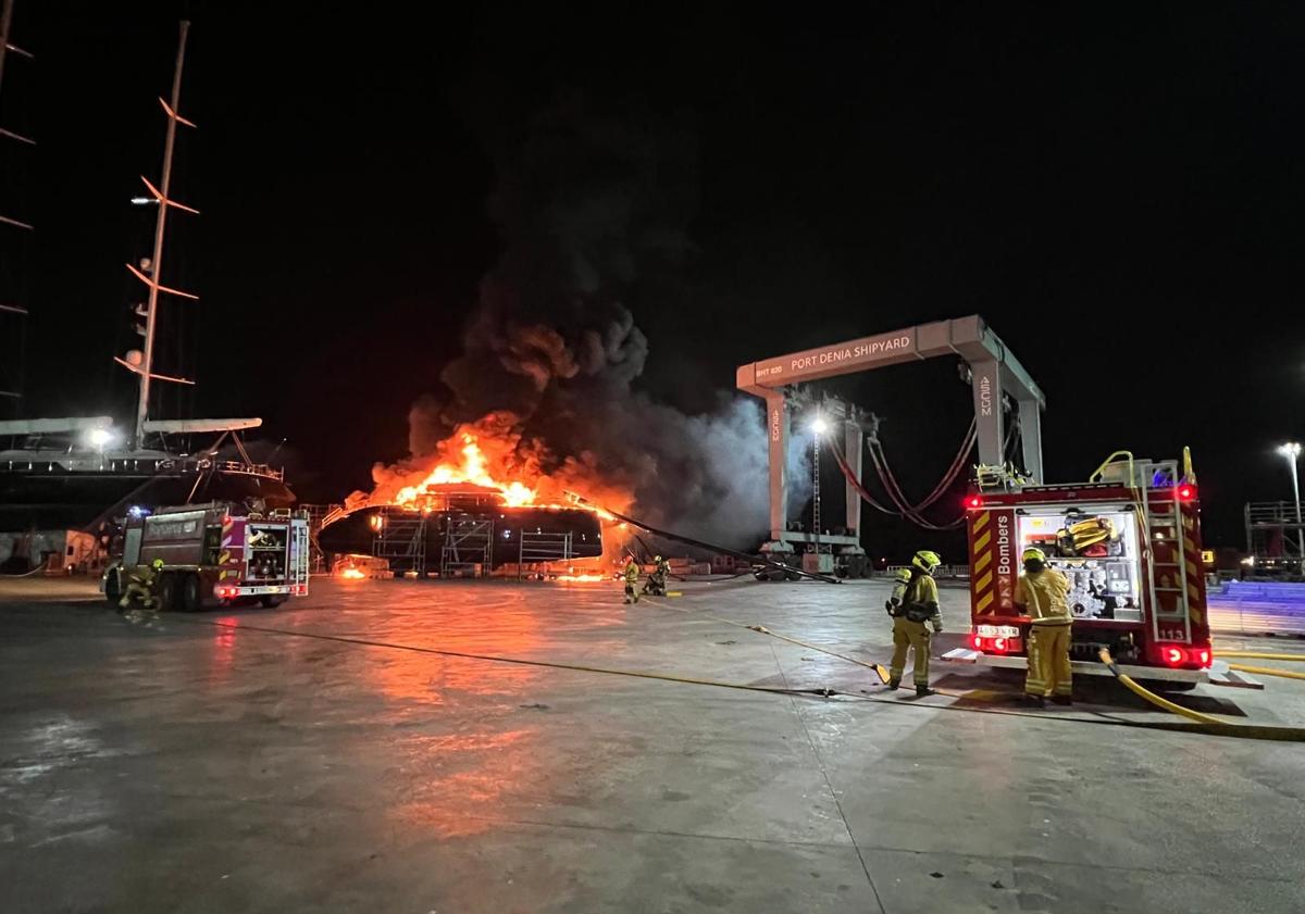 Imagen principal - El incendio de un catamarán en el varadero del puerto de Dénia obliga a desalojar varios barcos