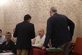 El alcalde, Luis Barcala, habla con el edil para pedirle que se marche.