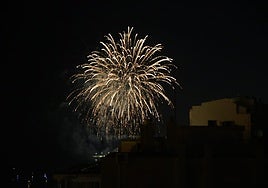 El cielo de Alicante se ilumina con la primera jornada de fuegos artificiales