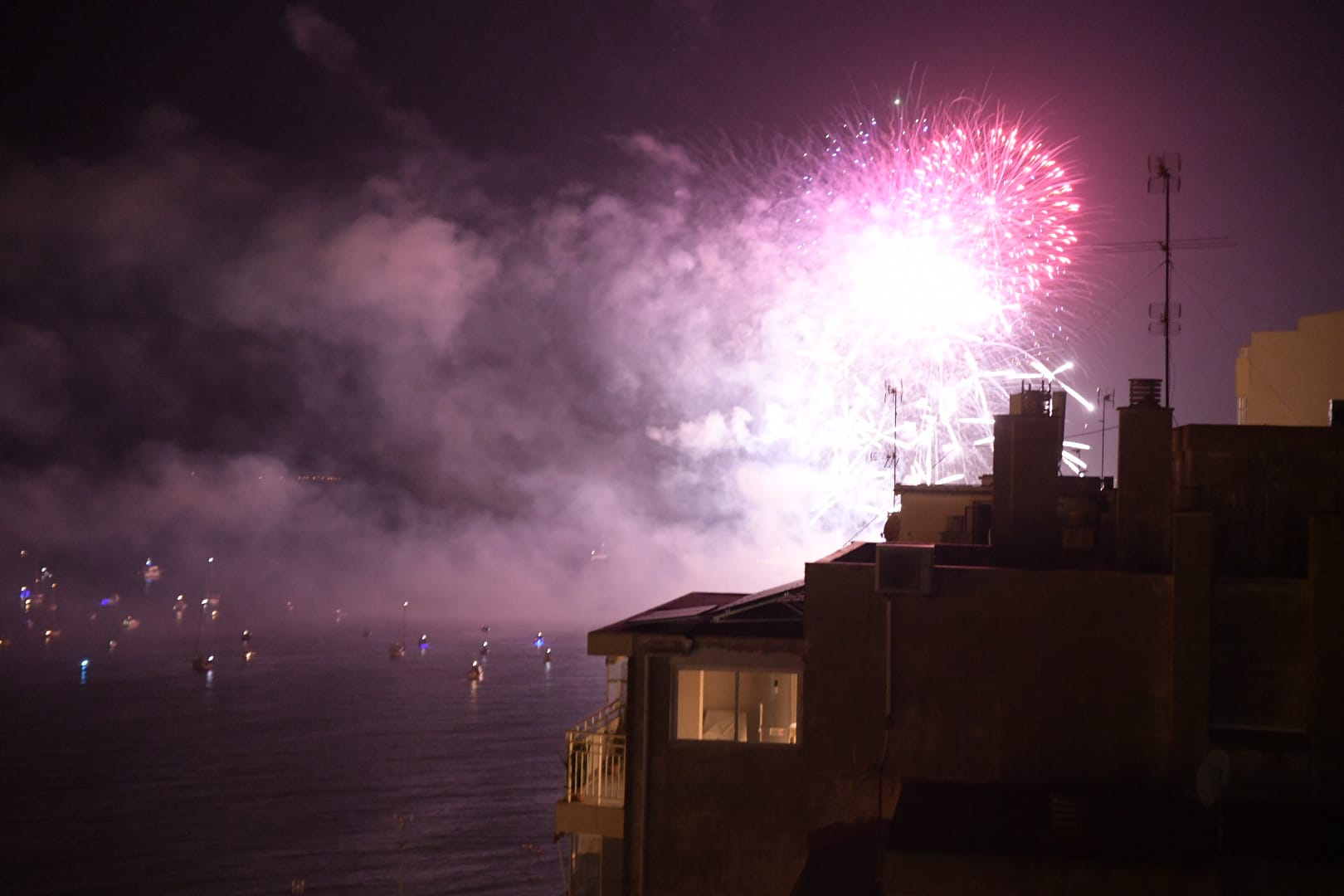 El cielo de Alicante se ilumina con la primera jornada de fuegos artificiales