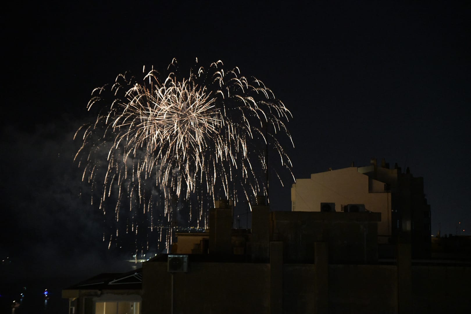 El cielo de Alicante se ilumina con la primera jornada de fuegos artificiales