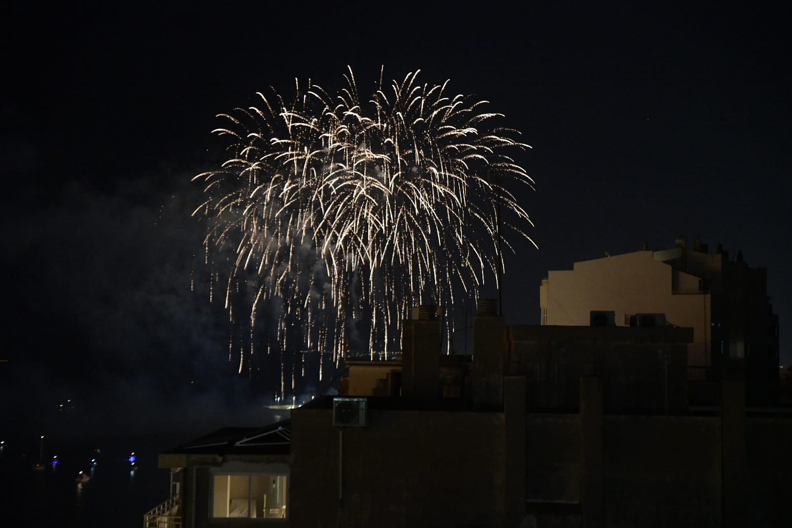 El cielo de Alicante se ilumina con la primera jornada de fuegos artificiales