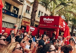 Ciudadanos disfrutan del Racó Cinco Estrellas de Mahou durante una de las mascletàs.