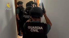 Efectivos de la Guardia Civil, durante un operativo.