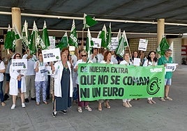 Concentración celebrada este jueves a las puertas del Hospital General de Alicante.