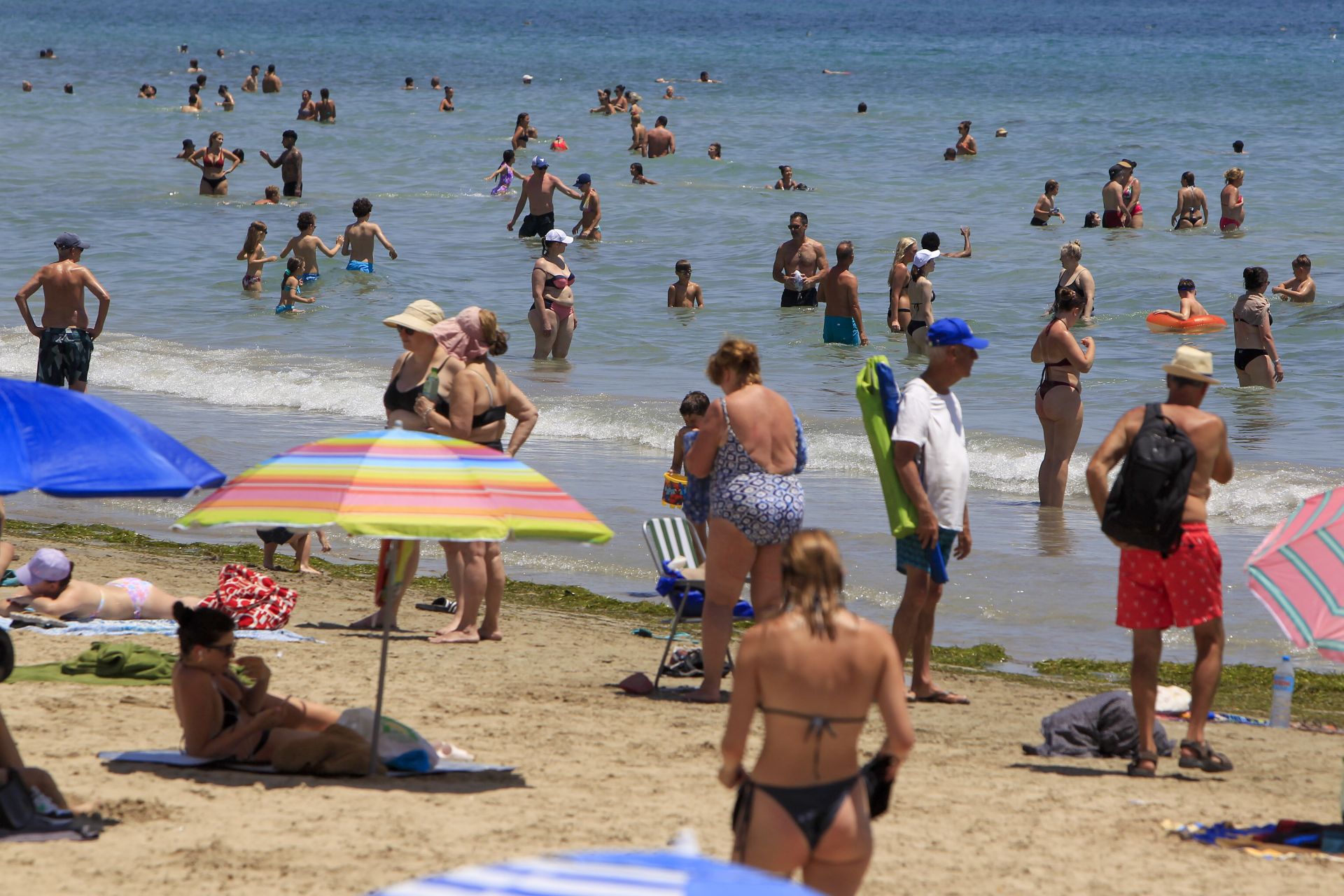 Beachgoers at Postiguet beach during the heatwave.