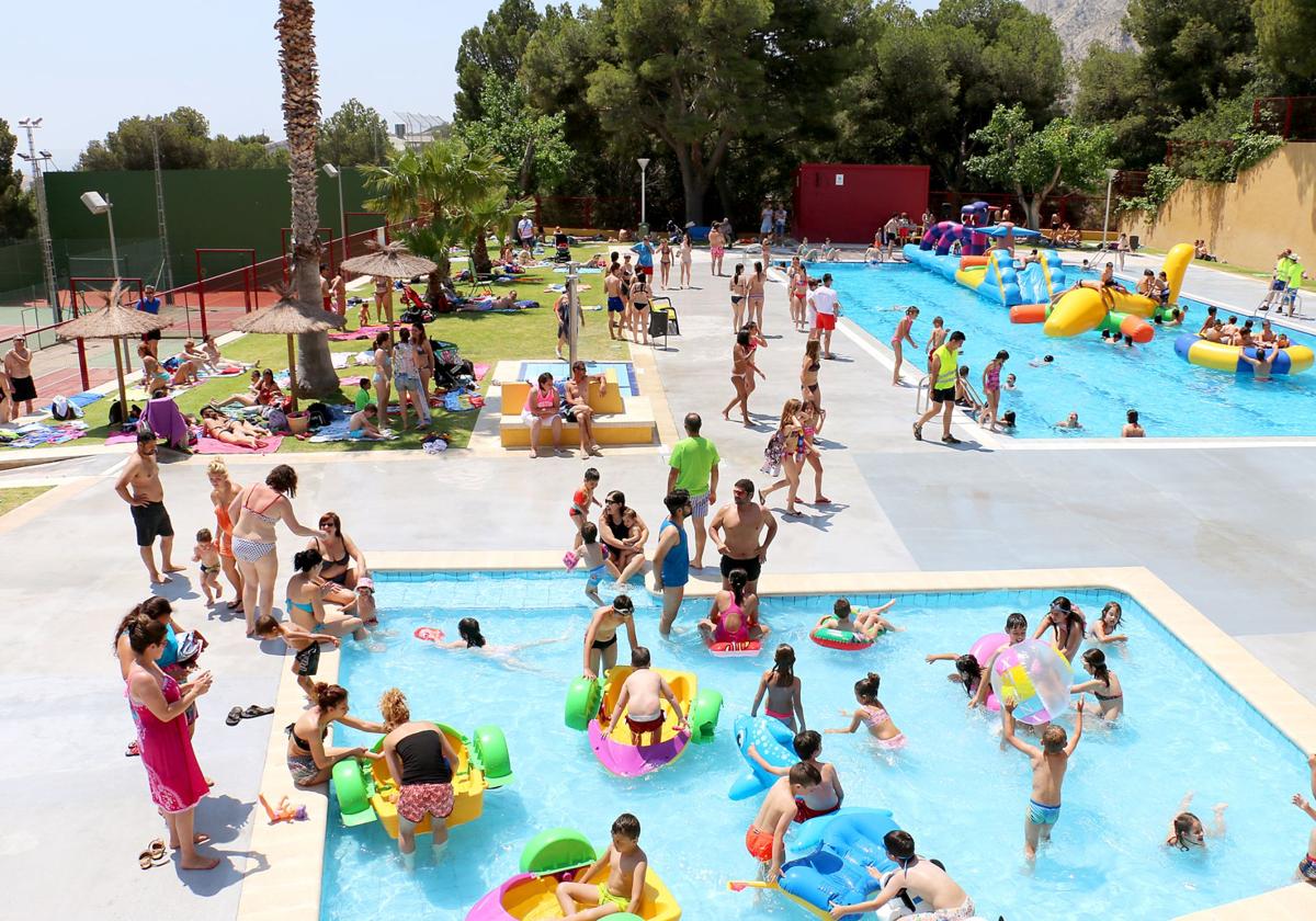 Piscinas del Polideportivo municipal de Xixona.