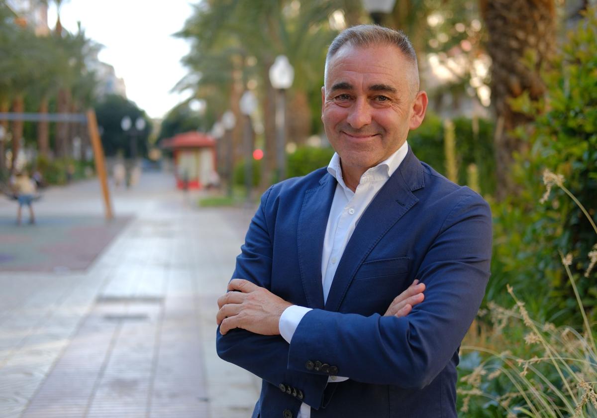 El conseller de Agricultura, Miguel Barrachina, enfrente de la Casa de las Brujas.