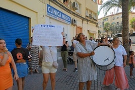 Manifestación por el derecho a una vivienda digna en el barrio Miguel Hernández de Alicante