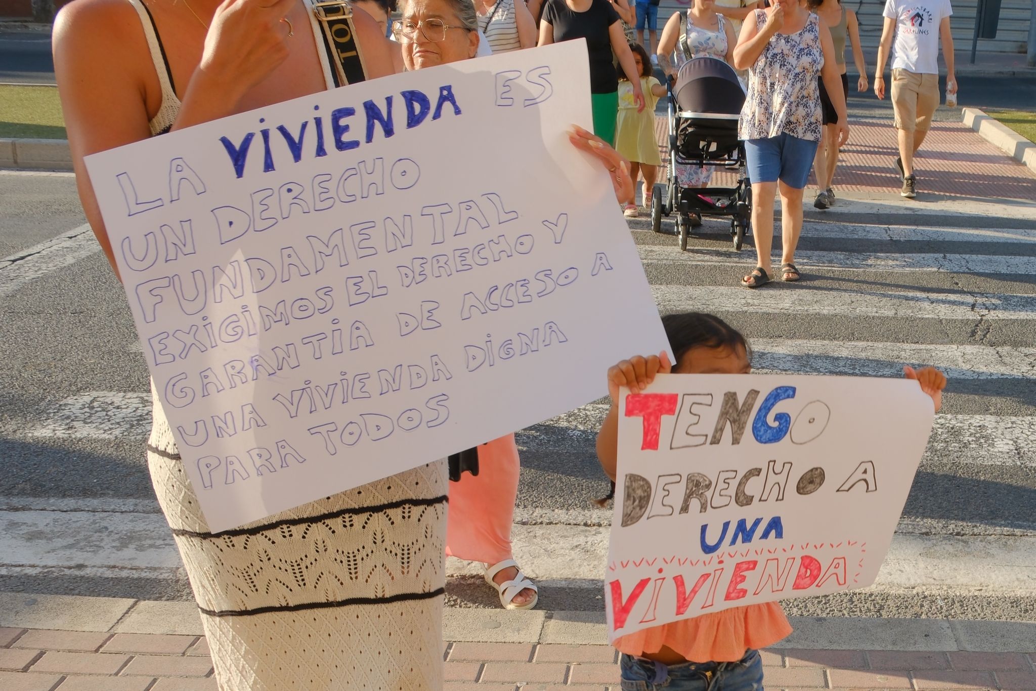 Manifestación por el derecho a una vivienda digna en el barrio Miguel Hernández de Alicante