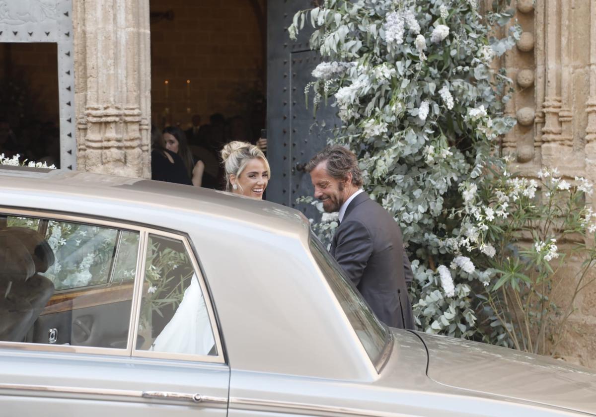 Paty steps out of the car alongside her father, coach Quique Sánchez-Flores.