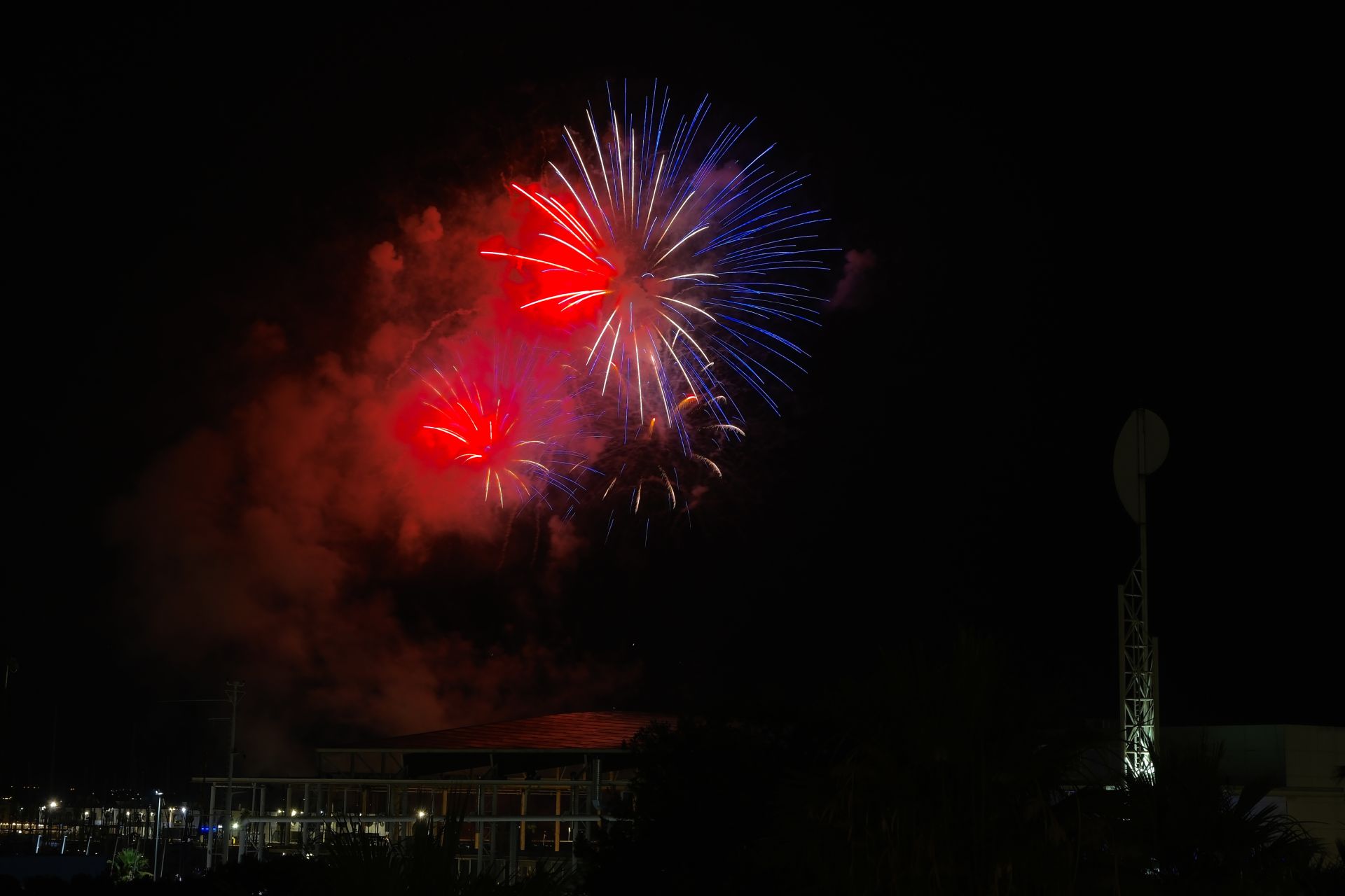 La pirotecnia Hermanos Ferrández ilumina el cielo de Alicante en la tercera jornada del concurso de fuegos artificiales