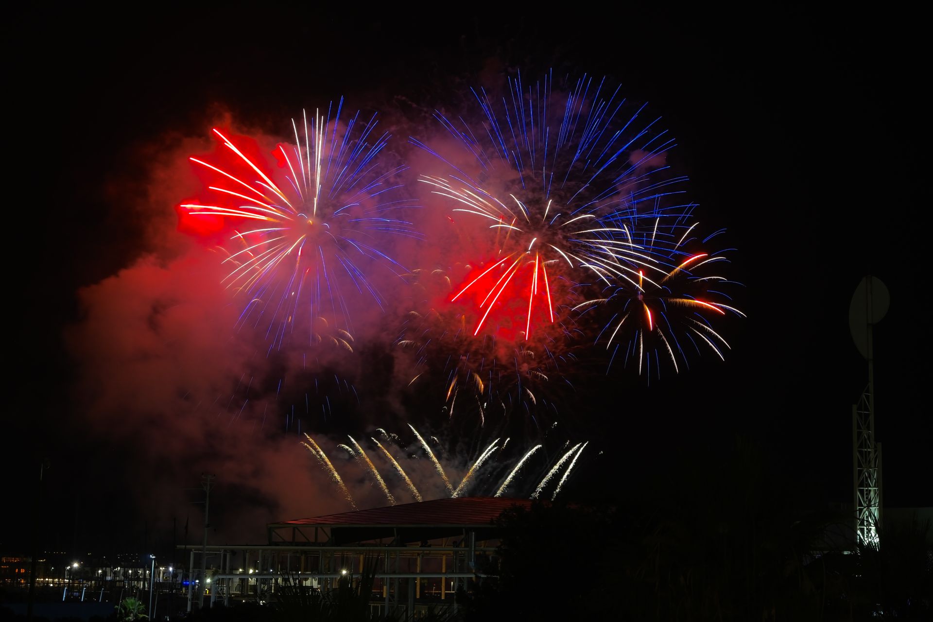 La pirotecnia Hermanos Ferrández ilumina el cielo de Alicante en la tercera jornada del concurso de fuegos artificiales