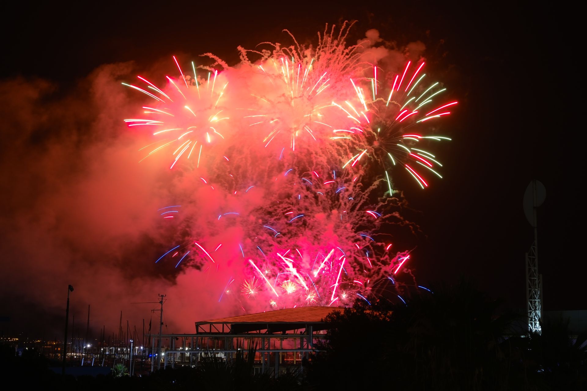 La pirotecnia Hermanos Ferrández ilumina el cielo de Alicante en la tercera jornada del concurso de fuegos artificiales