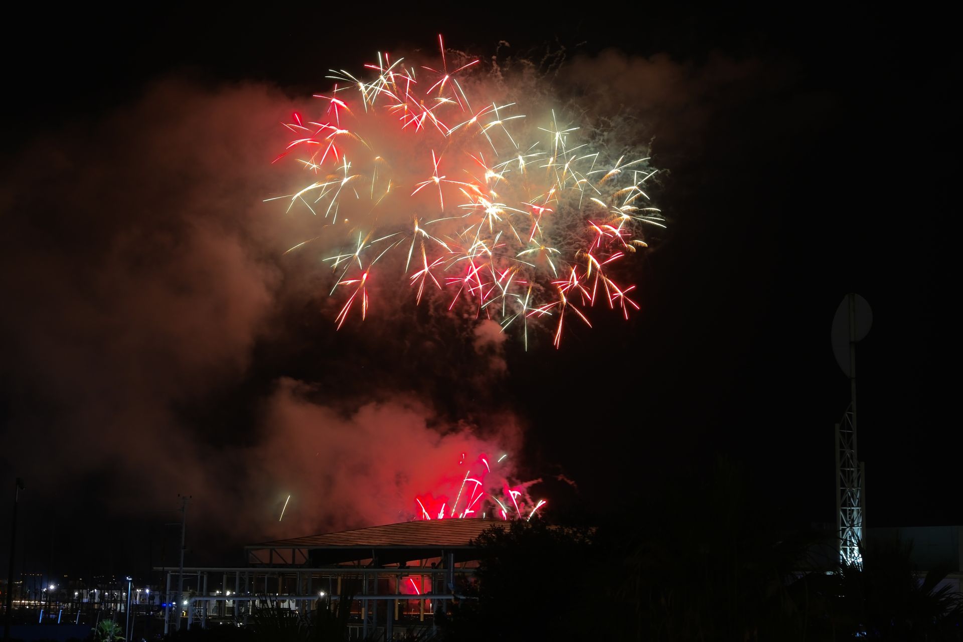La pirotecnia Hermanos Ferrández ilumina el cielo de Alicante en la tercera jornada del concurso de fuegos artificiales