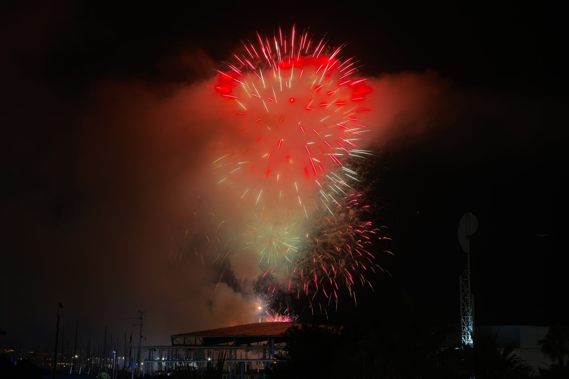La pirotecnia Hermanos Ferrández ilumina el cielo de Alicante en la tercera jornada del concurso de fuegos artificiales
