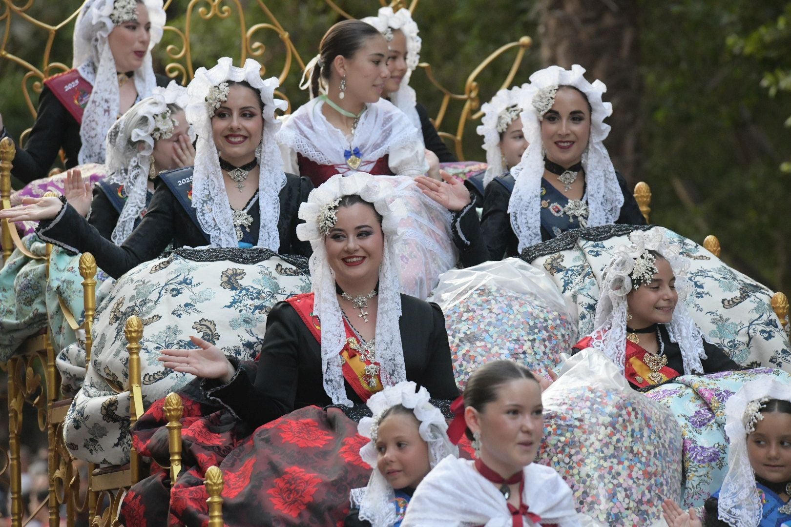 El Coso Multicolor pone fin a las Hogueras de Alicante 2025