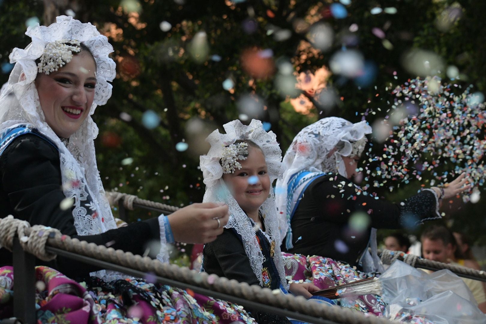 El Coso Multicolor pone fin a las Hogueras de Alicante 2025
