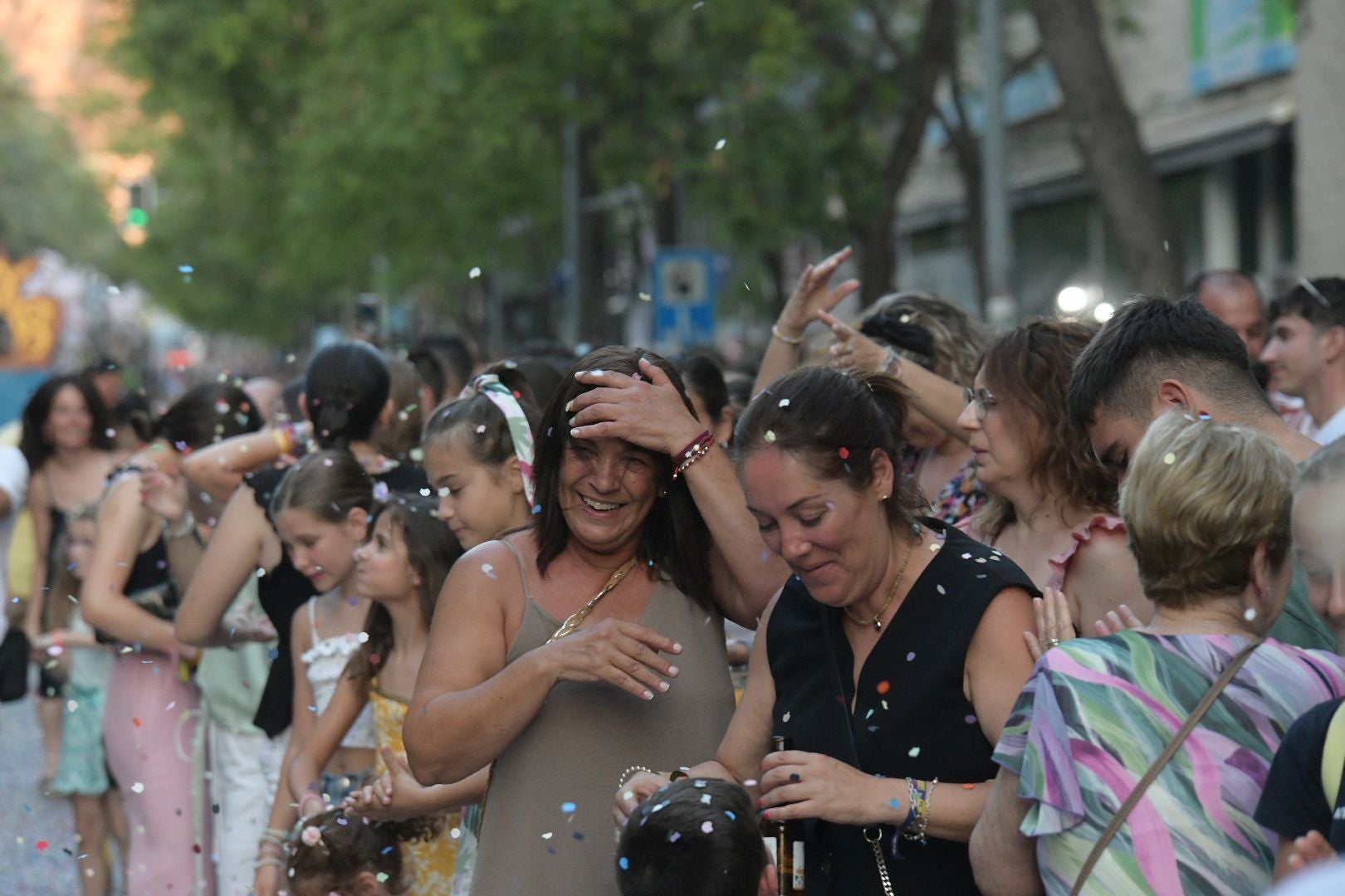 El Coso Multicolor pone fin a las Hogueras de Alicante 2025