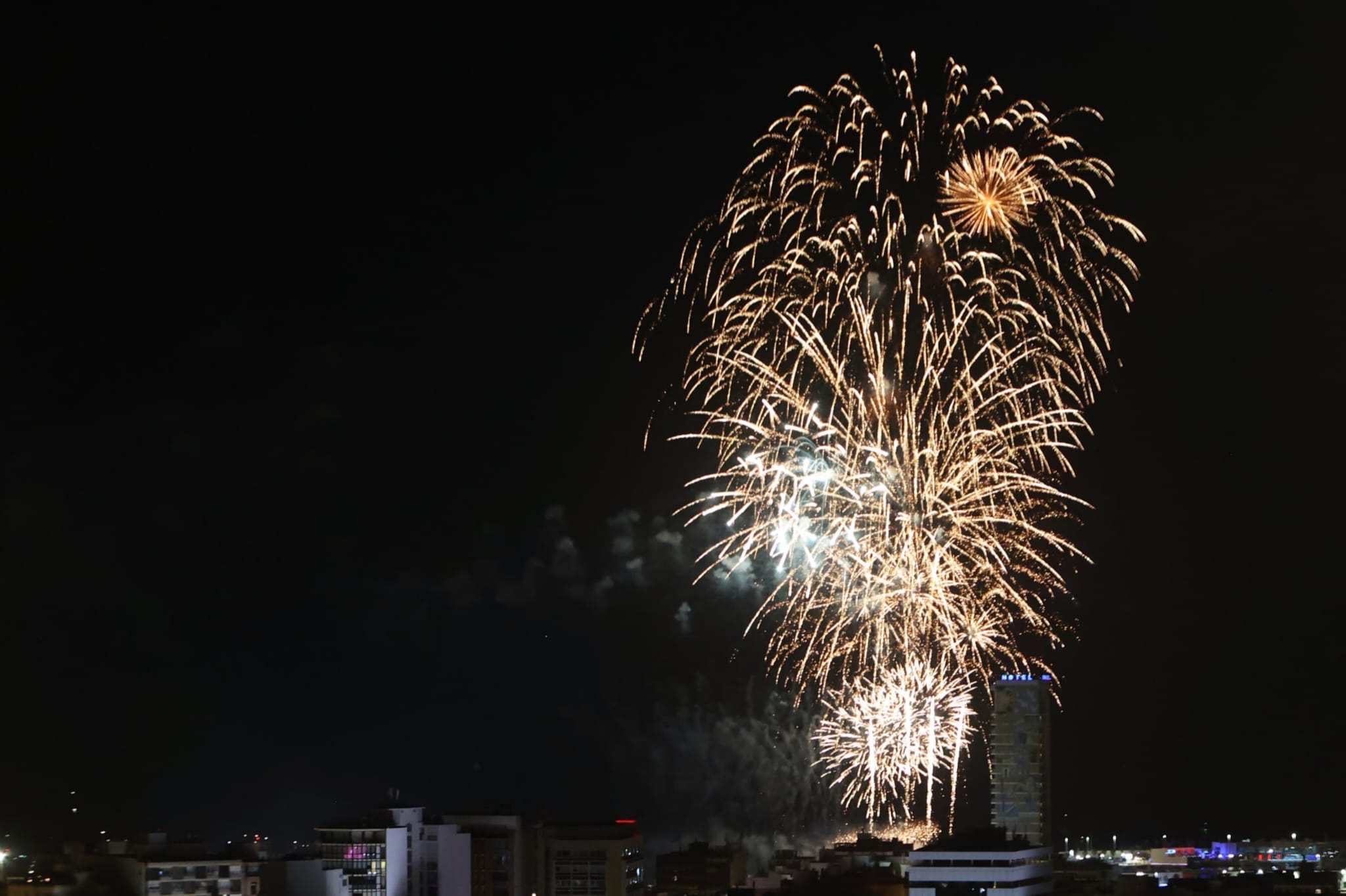 La pirotecnia Gironina deslumbra en la noche alicantina
