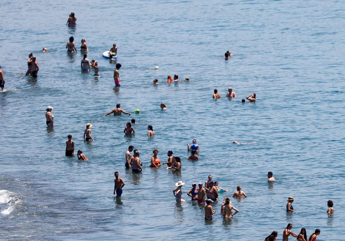 Bañistas en una playa durante la ola de calor.