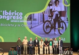 El concejal de Movilidad de Villena, Francisco Iniesta (i), en el congreso sobre movilidad sostenible.