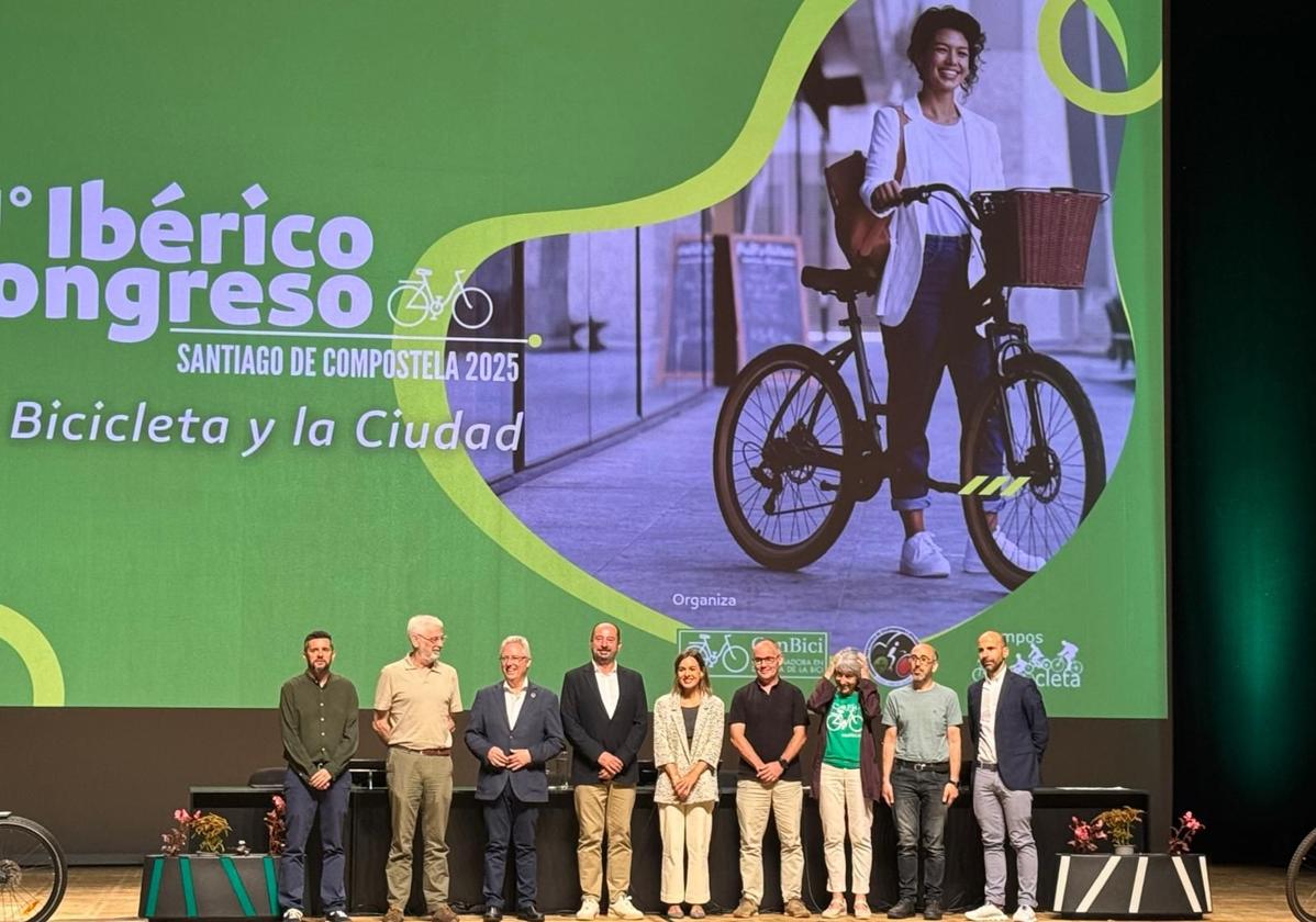 El concejal de Movilidad de Villena, Francisco Iniesta (i), en el congreso sobre movilidad sostenible.
