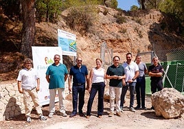 La vicepresidenta y diputada de Ciclo Hídrico, Ana Serna, junto al alcalde, Juanfran Pérez Llorca, concejales y técnicos, junto al depósito.